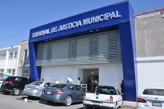 Ambos conductores fueron trasladados a las oficinas del Tribunal de Justicia Municipal para que se deslinden responsabilidades. (ARCHIVO)