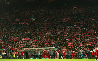 Los jugadores del Liverpool agradecieron cantando junto a sus aficionados el famoso tema 'You'll never walk alone'. (AP)