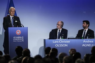 Lars-Christer Olsson (c), presidente de las Ligas Europeas, durante un discurso de su homólogo de la Federación Italiana, Gabriele Gravina (i). (ARCHIVO)