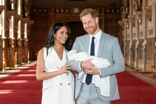 El bebé, que pesó 3.3 kilos y que aún no tiene nombre, es el primer hijo de los duques de Sussex. (AP)
