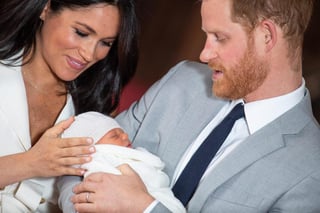El bebé de los duques de Sussex se llama Archie Harrison Mountbatten-Windsor, anunció la pareja este jueves en su cuenta de Instagram. (ARCHIVO)
