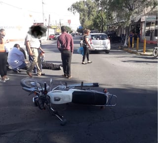Personal de Tránsito y Vialidad, informaron que el accidente se registró alrededor de las 09:00 horas en la confluencia de avenida Victoria y calle Justo Sierra. (EL SIGLO DE TORREÓN)

