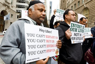 Los conductores de las empresas de taxi por internet Uber y Lyft están apagando sus apps para protestar lo que consideran la reducción de sus salarios en momentos en que las dos empresas están recibiendo miles de millones de dólares de sus inversionistas. (EFE)