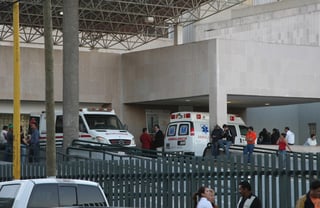 Paramédicos de Cruz Roja acudieron hasta el lugar del percance y brindaron los primeros auxilios al motociclista, el cual fue trasladado de urgencia a la clínica número 1 del IMSS. (ARCHIVO)
