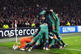 Los jugadores del Tottenham festejan tras anotar el agónico gol de la remontada que les da el pase a la final de la UEFA Champions League. (ARCHIVO)