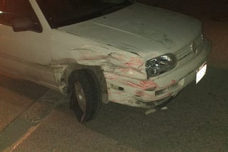 El vehículo Volkswagen Golf de color blanco se impactó contra un automóvil estacionado y causó daños a un negocio. (EL SIGLO DE TORREÓN)