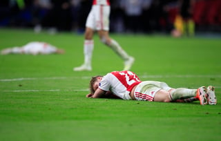 Frankie de Jong en el suelo tras el último gol del Tottenham, mismo que significó la eliminación del Ajax en la Champions. (ARCHIVO)