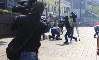 A escasos 10 metros de donde Maximiliano 'N' disparó en contra de comerciantes, se encontraba Margarito Pérez, fotógrafo de 'Cuartoscuro', quien logró captar el instante en el que ocurrió el tiroteo. (EL UNIVERSAL)