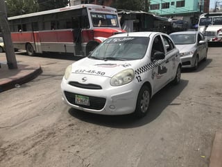 La dirección de transporte y vialidad inició un operativo para detectar a chóferes de taxis que estén operando sin su respectivo tarjetón. (EL SIGLO COAHUILA)
