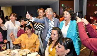 La secretaria de Gobernación, Olga Sánchez Cordero, celebró con varias mujeres el Día de las Madres. (ESPECIAL)