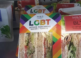 La tienda que lo vende defiende su decisión y asegura que es su forma de honrar y celebrar a la comunidad LGBTQ. (INTERNET)