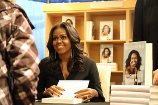  Michelle Obama triunfa también en las listas de libros más vendidos con sus memorias.(ESPECIAL)
