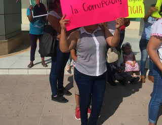 Fueron cerca de 30 personas las que se plantaron en las oficinas ubicadas en la ciudad de Torreón, portaban pancartas y cartelones. (EL SIGLO DE TORREÓN)