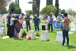 Cientos de familias se volcaron ayer a visitar los panteones para llevar flores a las tumbas de las madres que no están.