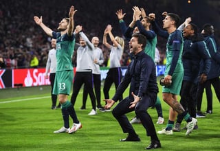 Jugadores, técnico y auxiliares del Tottenham celebran tras pasar a la final de la Champions League.