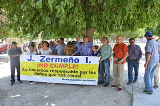 Ciudadanos protestaron con una lona, exigen celeridad a las obras de drenaje; Municipio explica causas del retraso.