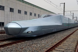 El llamado tren Alfa X en Japón ya puede alcanzar una velocidad máxima hasta de 400 kilómetros por hora.
