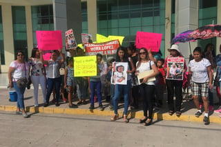 Se manifiestan en las oficinas de la FGE en Torreón por caso de sustracción de menores.