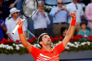 Novak Djokovic se convirtió en el primer finalista del Mutua Madrid Open tras vencer en dos sets y un duelo complicado al austriaco Dominic Thiem. (EFE)