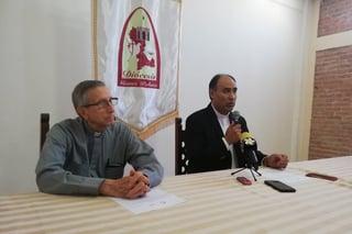 El administrador de la Diócesis, Julio Carrillo acompañado por Luis Herrera, secretario canciller, dieron los detalles del nombramiento. (EL SIGLO DE TORREÓN)