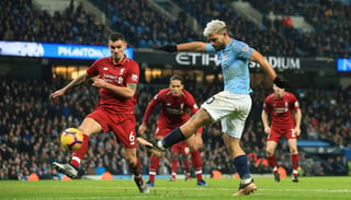 Con un gol del argentino Sergio Agüero, el Manchester City propinó la única derrota de la temporada al Liverpool, misma que podría ser decisiva en la disputa por el título de la Premier League.