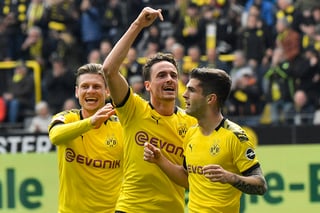 Borussia Dortmund venció 3-2 al Fortuna Dusseldorf y se puso a dos puntos del líder Bayern Munich.