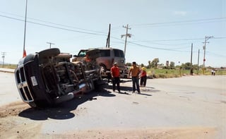 Ambos conductores involucrados resultaron ilesos, por lo que no se requirió la presencia de los paramédicos de la Cruz Roja. (EL SIGLO DE TORREÓN)