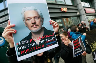 Cient0s de activistas se manifiestan por la detención de Julian Assange, fundador de Wikeleaks, y piden su inmediata liberación, mientras este enfrentará a la justicia estadounidense. (EFE)