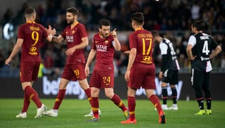 Alessandro Florenzi (2d) festeja con sus compañeros un gol en la victoria de la Roma ante la Juventus en la Serie A. (EFE)