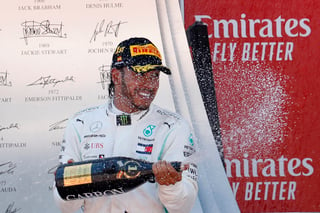 Lewis Hamilton conquistó el Gran Premio de España y se puso en primer lugar en el campeonato superando a Valtteri Bottas. (AP)
