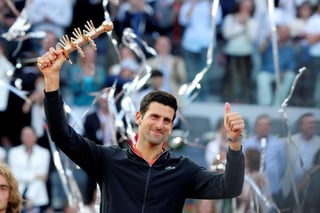 El serbio Novak Djokovic fue superior al joven griego Stefanos Tsitsipas y lo derrotó 6-3, 6-4 para conseguir su tercer título del Abierto de Madrid. (EFE)