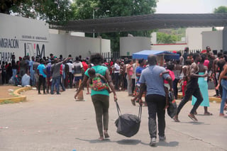 Además de centroamericanos, cubanos y de países africanos han optado por entrar a través de México, por lo que las autoridades se encuentran rebasadas en el Instituto Nacional de Migración. (NOTIMEX)
