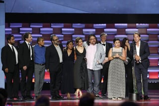 Ganadora. El elenco de la película Roma pasa a recibir el premio a Mejor película en la gala de la entrega de los Premios Platino en el parque Xcaret.
