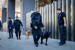 La brigada antiexplosivos de la Policía Federal revisa el edificio anexo del Congreso de la Nación. (EFE)