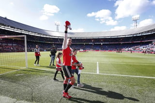 Recibió este domingo un emotivo homenaje en el estadio del Feyenoord al jugar su último partido como futbolista profesional.