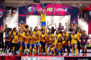 Las jugadoras de Tigres Femenil festejan con el título luego de vencer 2-1 de visita a las Rayadas. (JM)