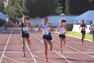 Con una gran estrategia, Lizeth Parga (centro) se quedó con la medalla de oro en los 400 metros planos, además de obtener plata en los 200. (IED)