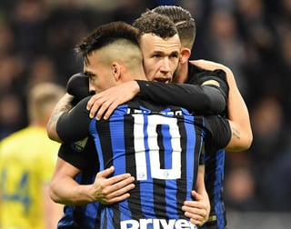 Ivan Perisic (c) festeja con sus compañeros tras anotar el segundo gol del Inter de Milán en el partido ante Chievo Verona. (EFE)