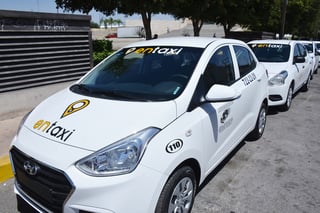 Regidores aprobaron que sean pintados de blanco los taxis que brindan servicio vía plataformas tecnológicas. (FERNANDO COMPEÁN)