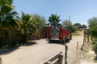 El personal del departamento de Bomberos de Torreón, acudió al domicilio para atender la emergencia. (EL SIGLO DE TORREÓN)