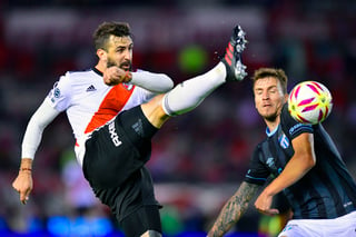 Lucas Pratto (i) anotó dos goles para River Plate que, pese a ganar, quedó eliminado de los cuartos de final en la Copa Argentina. (JAM MEDIA)