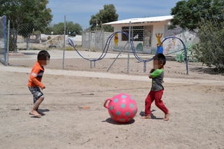 Infantes en edad preescolar juegan frente al Jardín de Niños que se encuentra cerrado desde hace tres años. (EL SIGLO DE TORREÓN)
