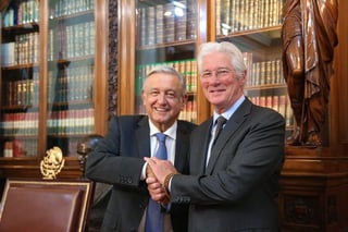 Visita. La tarde de ayer, el actor Richard Gere acudió con Andrés Manuel López Obrador. El presidente subió la foto a sus redes. (ESPECIAL)