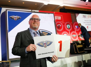David Griffin, vicepresidente ejecutivo de operaciones de los Pelicans, sostiene los carteles que anuncian que los Pelicans ganaron la primera selección global durante la lotería del draft de la NBA. (ARCHIVO)