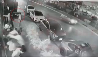 En el clip se observa a los sujetos armados caminar por la calle para instantes después arremeter contra el lugar (INTERNET) 