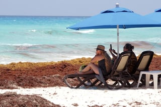 Los gobiernos federal y del estado de Quintana Roo definieron una nueva estrategia para mantener limpias las playas de sargazo, lo que requerirá una inversión aproximada de 400 millones de pesos, informó el secretario de Ecología y Medio Ambiente de la entidad, Alfredo Arellano Guillermo. (ARCHIVO)