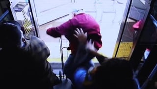 Testigos añadieron que la mujer se dio a la fuga junto a un niño que la acompañaba tras aventar al anciano (INTERNET) 