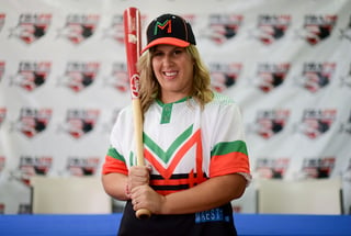 La primera base Diamilette Quiles Alicea posa en su presentación como la primera jugadora en firmar con los Montañeses de Utuado, uno de los equipos de la Liga Superior Doble A, en San Juan, Puerto Rico. (AP)