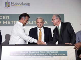 En Monterrey, AMLO presenció la firma del convenio de movilidad en esa ciudad. (AGENCIAS)
