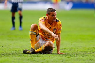 El mediocampista de los Tigres, Jesús Dueñas, sufrió una contusión cerebral luego de un choque con el colombiano Dorlan Pabón. (JM)